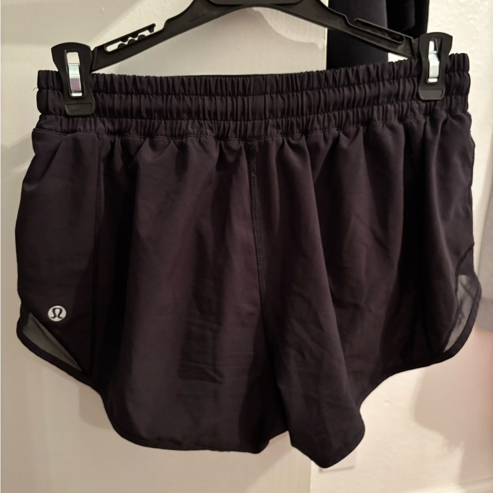 lululemon hotty hot 2.5” black shorts